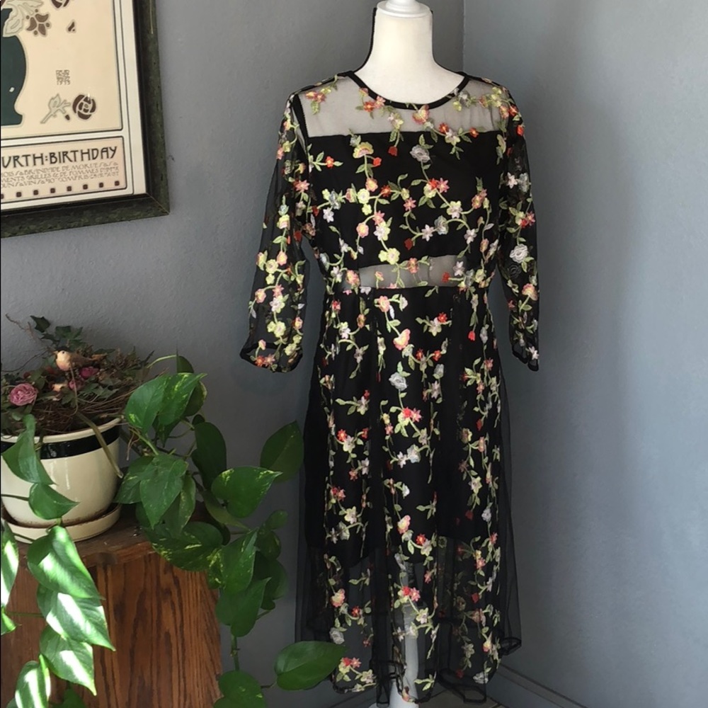 🌸HP🌸Embroidered Floral Gown - Picture 3 of 6